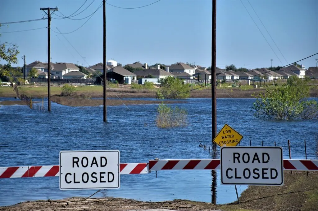 découvrez les causes, impacts et solutions concernant le risque d'inondation. informez-vous sur les moyens de prévention pour protéger votre maison et votre environnement contre les inondations.