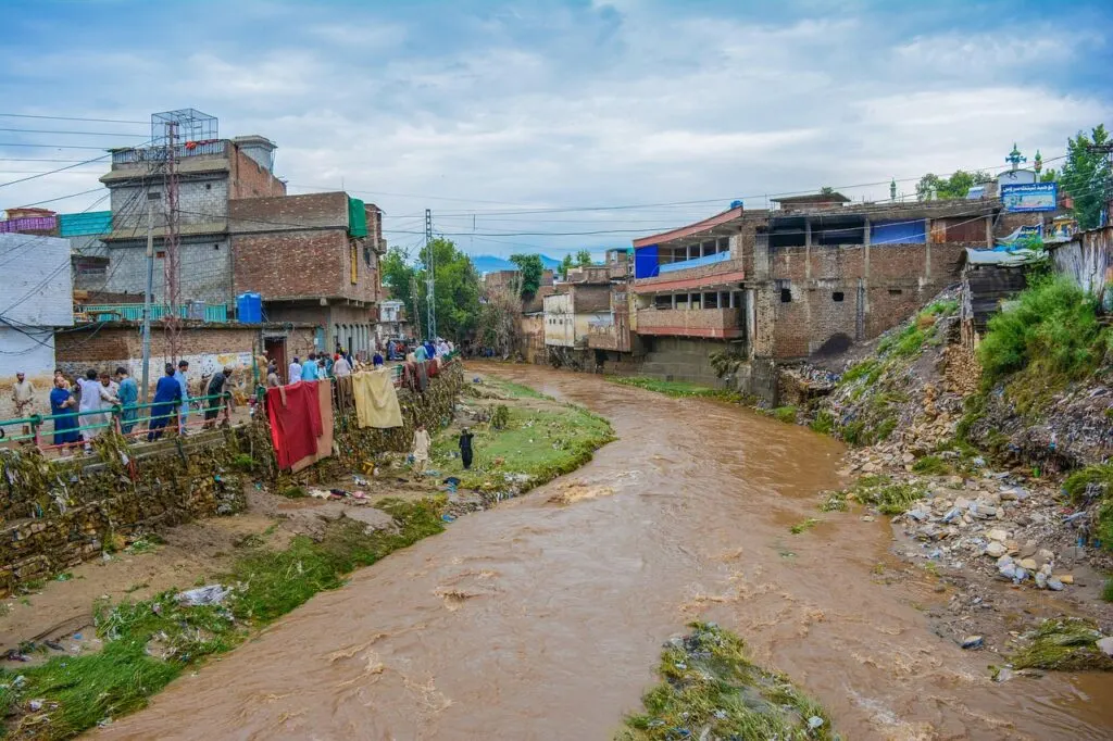 découvrez tout ce qu'il faut savoir sur les inondations : causes, conséquences, prévention et conseils pratiques pour faire face aux risques de flooding.