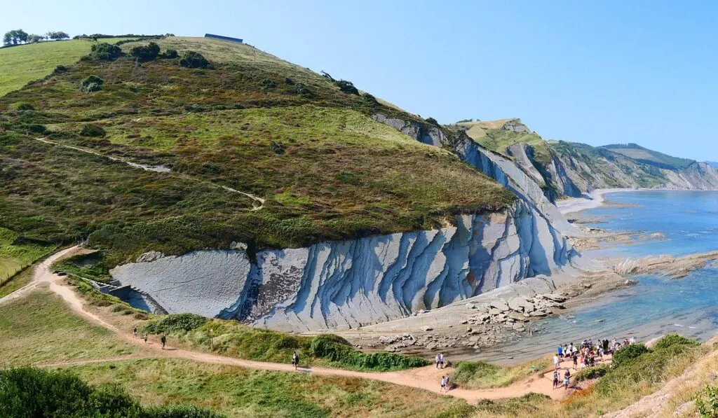 découvrez ce qu'est un géoparc : des territoires reconnus par l'unesco pour leur patrimoine géologique, naturel et culturel exceptionnel. informez-vous sur leurs activités, leur gestion durable et leur importance pour la protection de l'environnement.