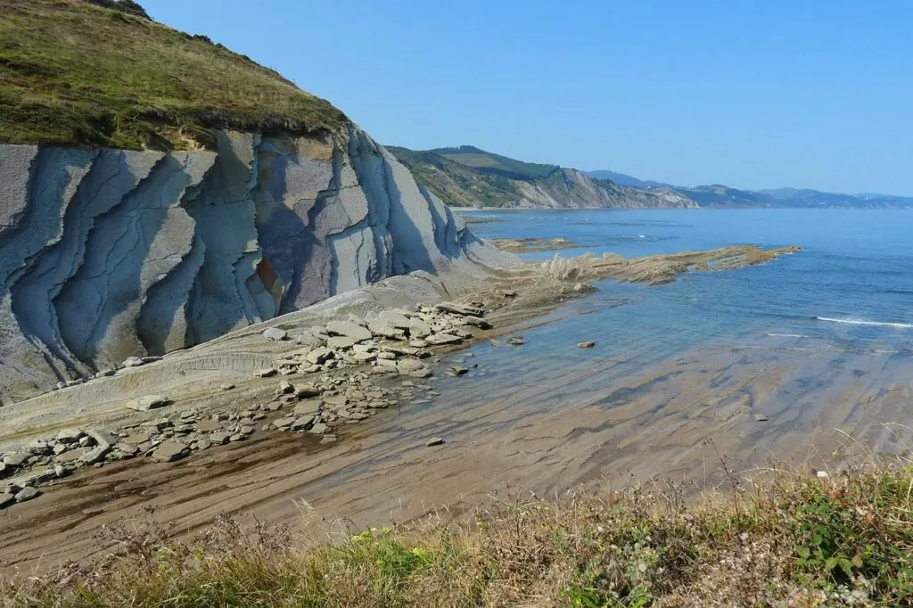 découvrez le concept de geopark : des territoires reconnus par l’unesco pour leur patrimoine géologique exceptionnel, offrant nature, culture et activités pédagogiques pour petits et grands.