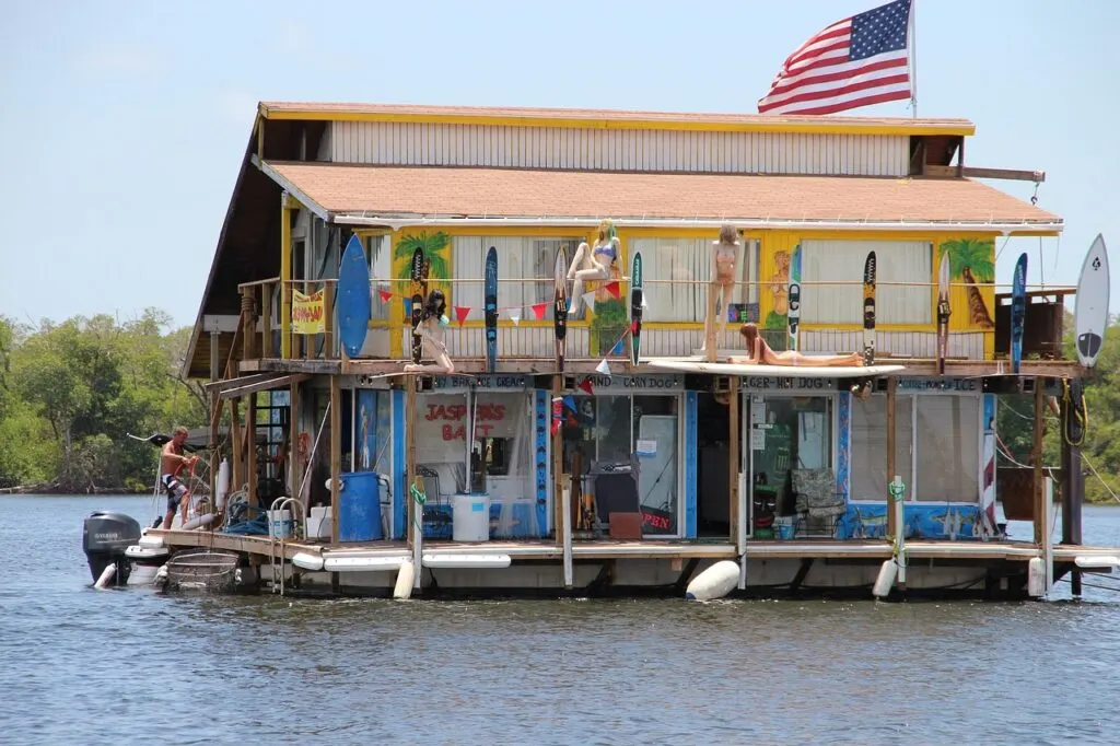 découvrez le charme d’une maison flottante avec notre sélection de houseboats. vivez une expérience unique sur l'eau, alliant confort moderne et dépaysement total pour des vacances inoubliables.