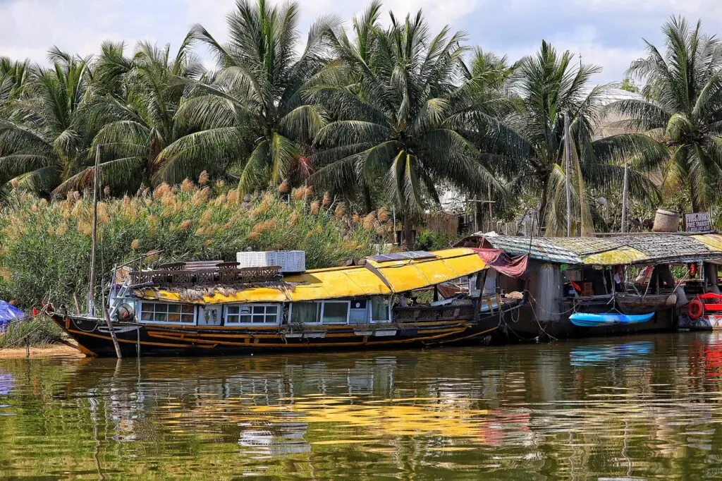découvrez l'expérience unique de séjourner sur un houseboat : confort, liberté et vue imprenable sur l'eau. location de péniches et bateaux maisons pour des vacances inoubliables, en couple, en famille ou entre amis.