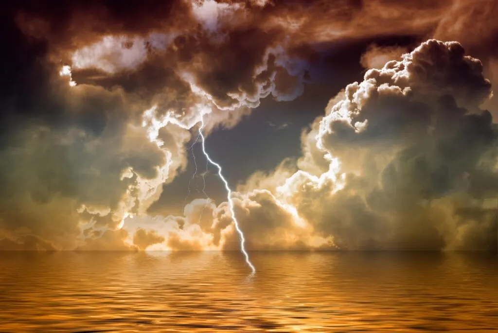 restez informé des alertes d'orages. découvrez comment reconnaître les avertissements de tempête, les précautions à prendre et les conseils pour assurer votre sécurité pendant les orages.