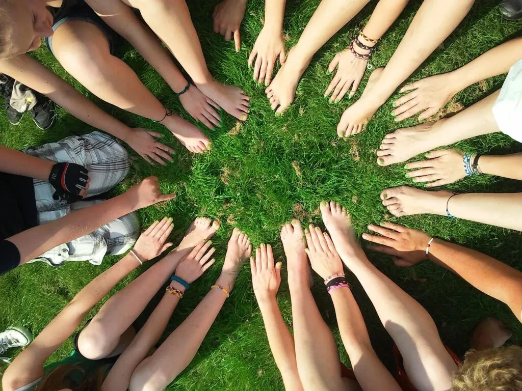 découvrez ce que signifie la solidarité, son importance dans la société et comment elle favorise l’entraide, le soutien et la cohésion entre les individus ou les communautés.