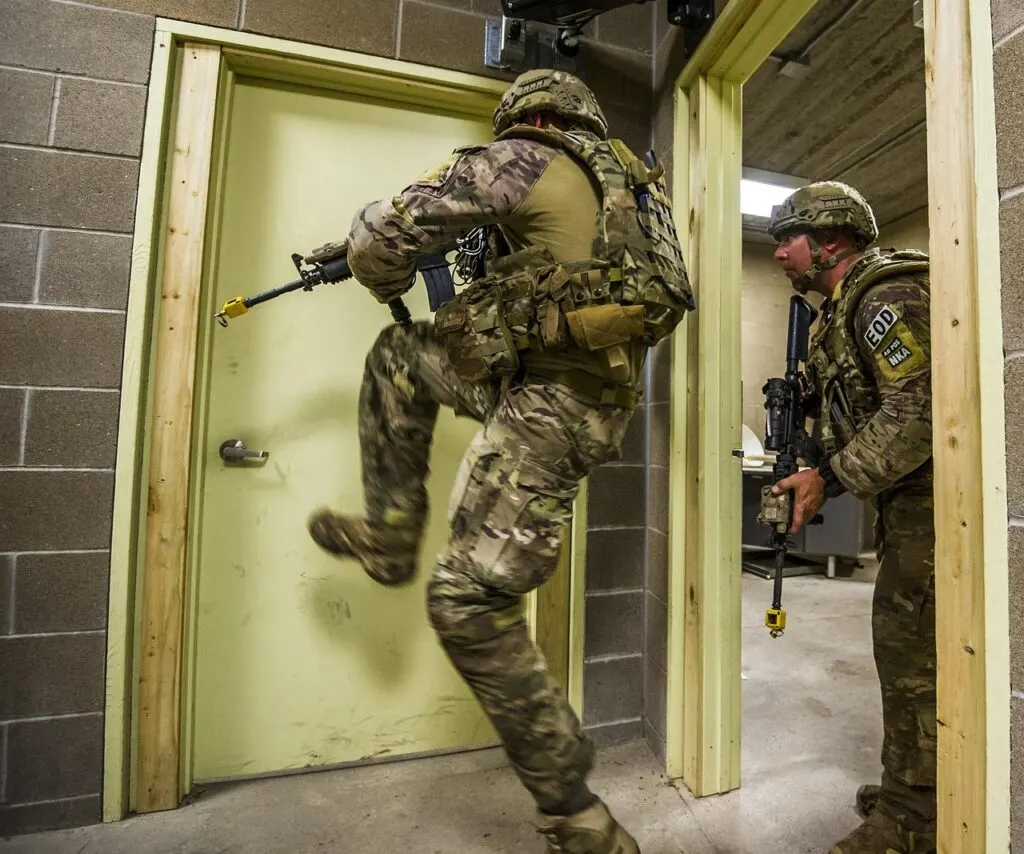 découvrez tout ce qu'il faut savoir sur l'assault : définitions, types, aspects légaux et conseils pour la prévention.