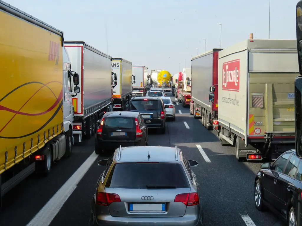 découvrez tout ce qu'il faut savoir sur les accidents d'autoroute : causes fréquentes, conseils de sécurité et démarches à suivre en cas d'accident de la route. protégez-vous et restez informé.