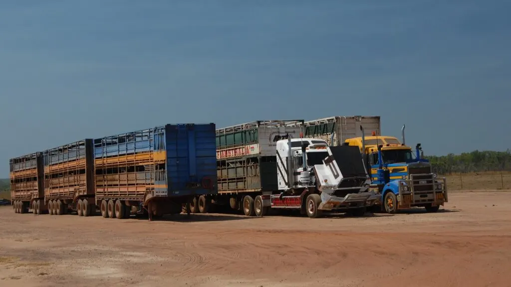 découvrez les causes et conséquences d'un accident de semi-remorque, ainsi que les mesures de sécurité à adopter pour prévenir ce type d'incident.