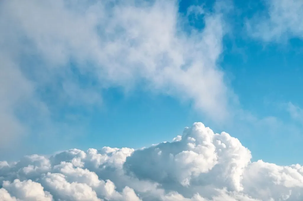 consultez les dernières prévisions météo, températures et conditions climatiques en temps réel pour planifier votre journée en toute sérénité.