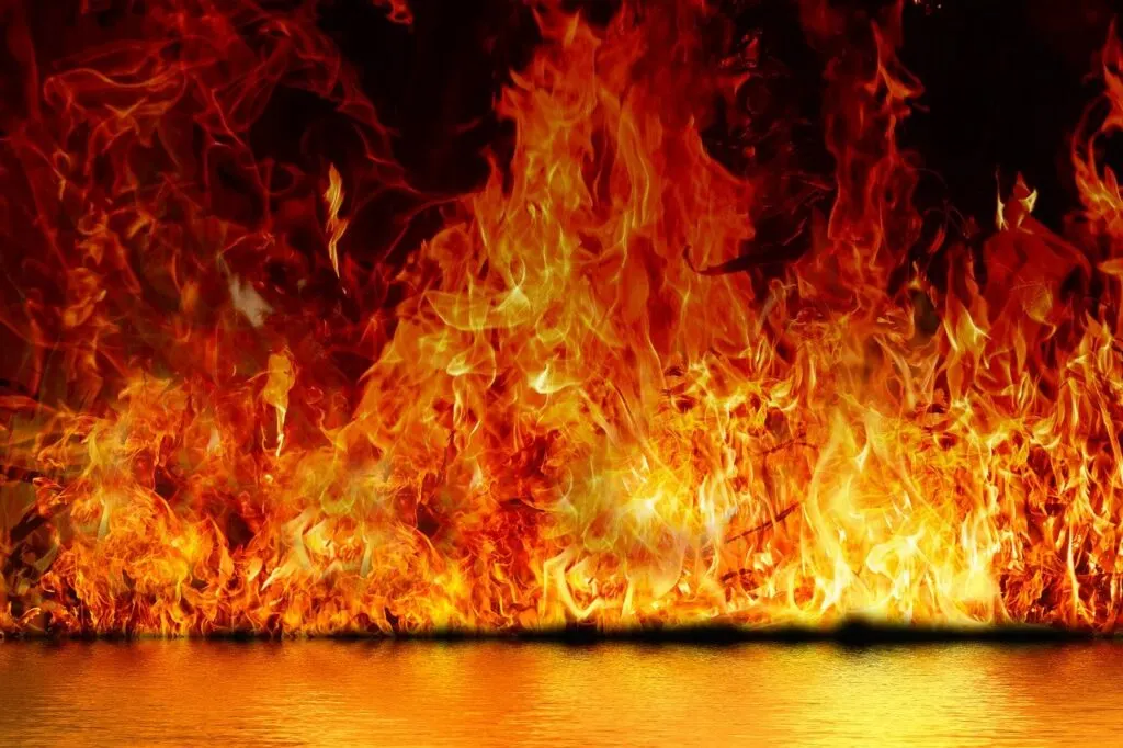 découvrez tout ce qu'il faut savoir sur l'incendie criminel : définitions, causes, conséquences et enjeux juridiques liés à l'arson.