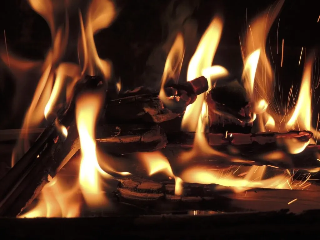 découvrez tout ce qu'il faut savoir sur l'incendie criminel (arson) : définitions, causes, conséquences juridiques et conseils de prévention.