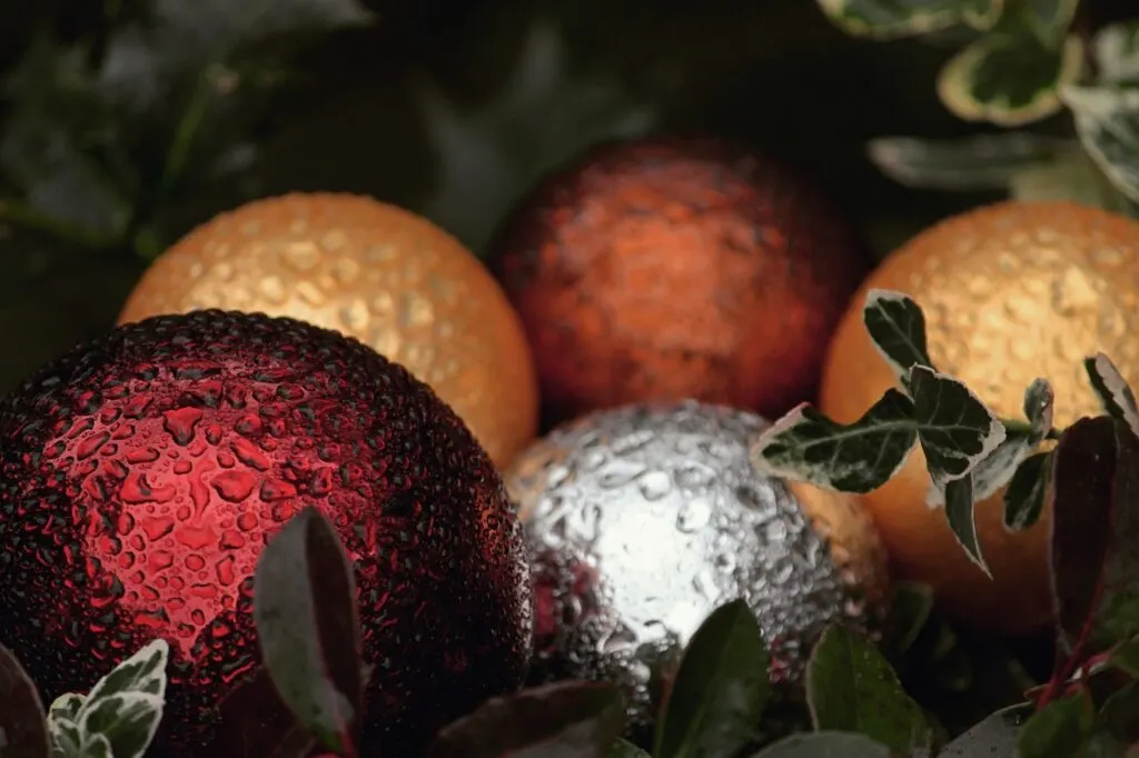 plongez dans l'ambiance apaisante de la pluie de noël, une expérience sonore parfaite pour se détendre et savourer la magie des fêtes.