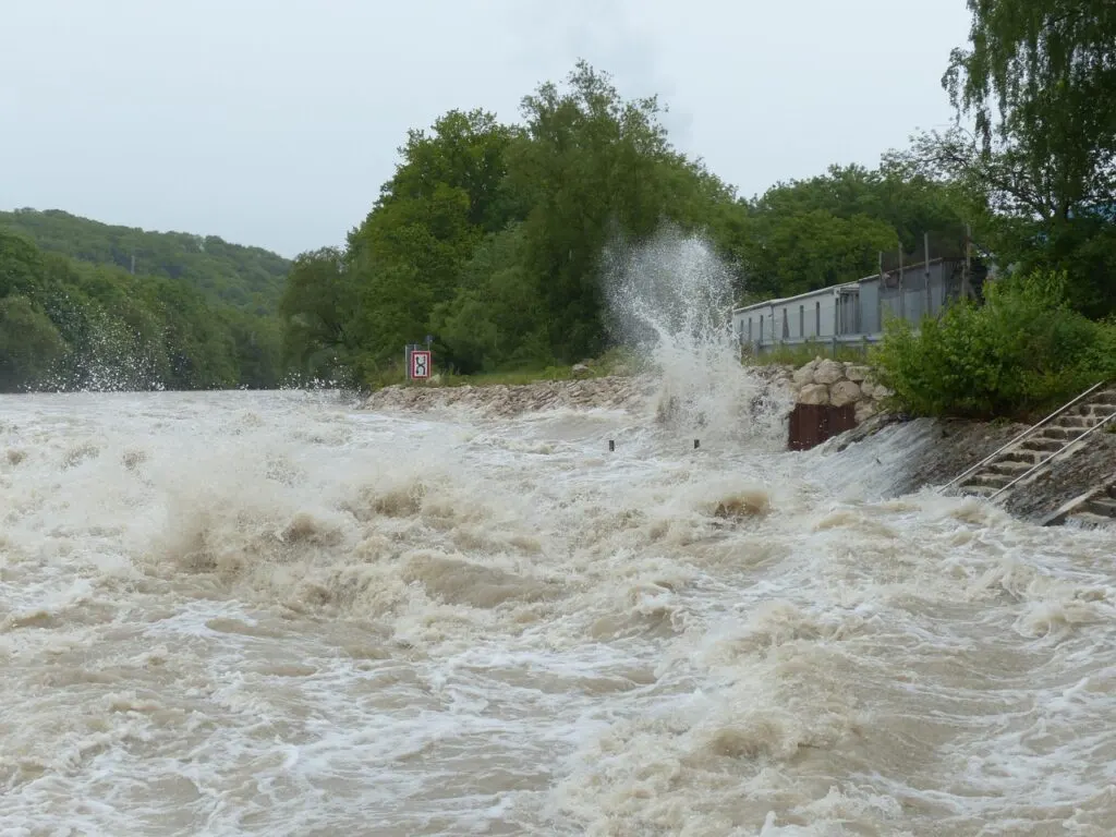 découvrez tout ce qu'il faut savoir sur les inondations : causes, prévention, impacts et conseils de sécurité pour protéger votre maison et votre famille.