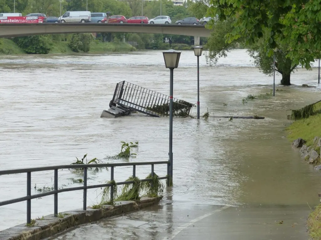 informations complètes et conseils pratiques sur les inondations, leur prévention, les risques et les mesures de sécurité à adopter en cas de crue.
