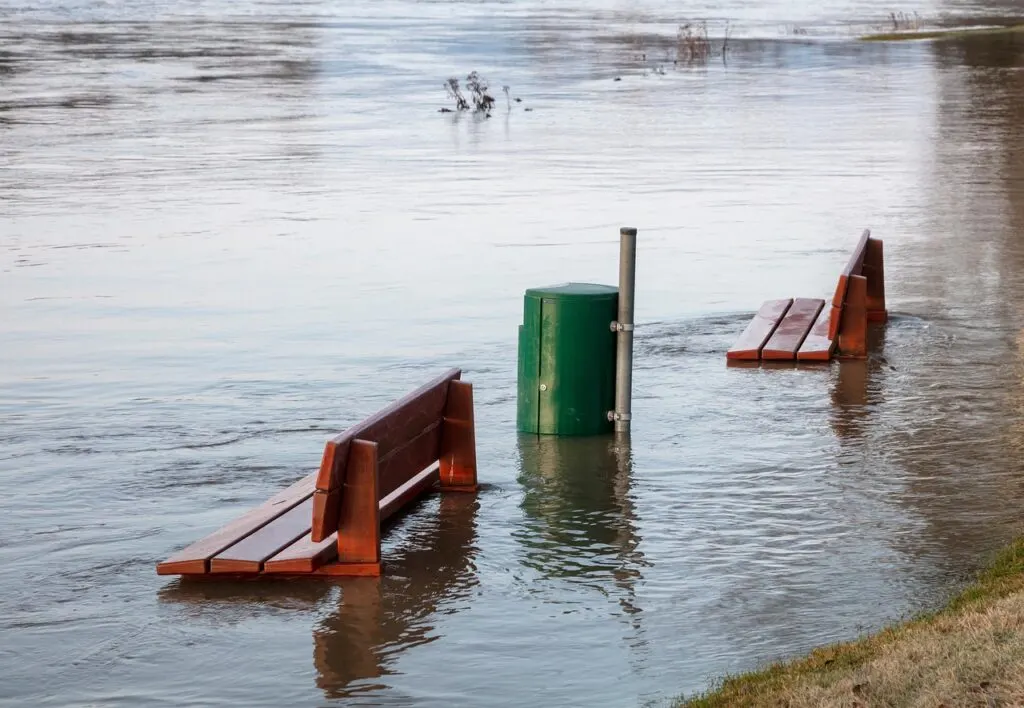découvrez tout ce qu'il faut savoir sur les inondations : causes, prévention, impacts et conseils pour agir efficacement en cas de crue.