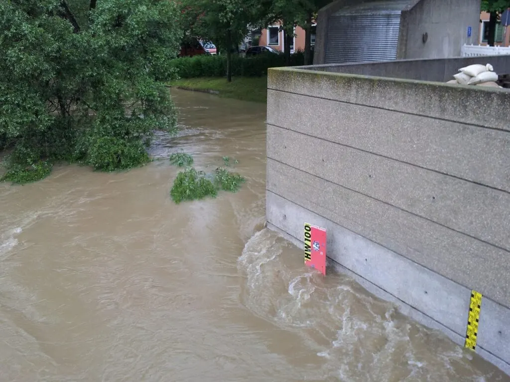 découvrez les risques des routes inondées, comment les éviter et rester en sécurité lors de fortes pluies.