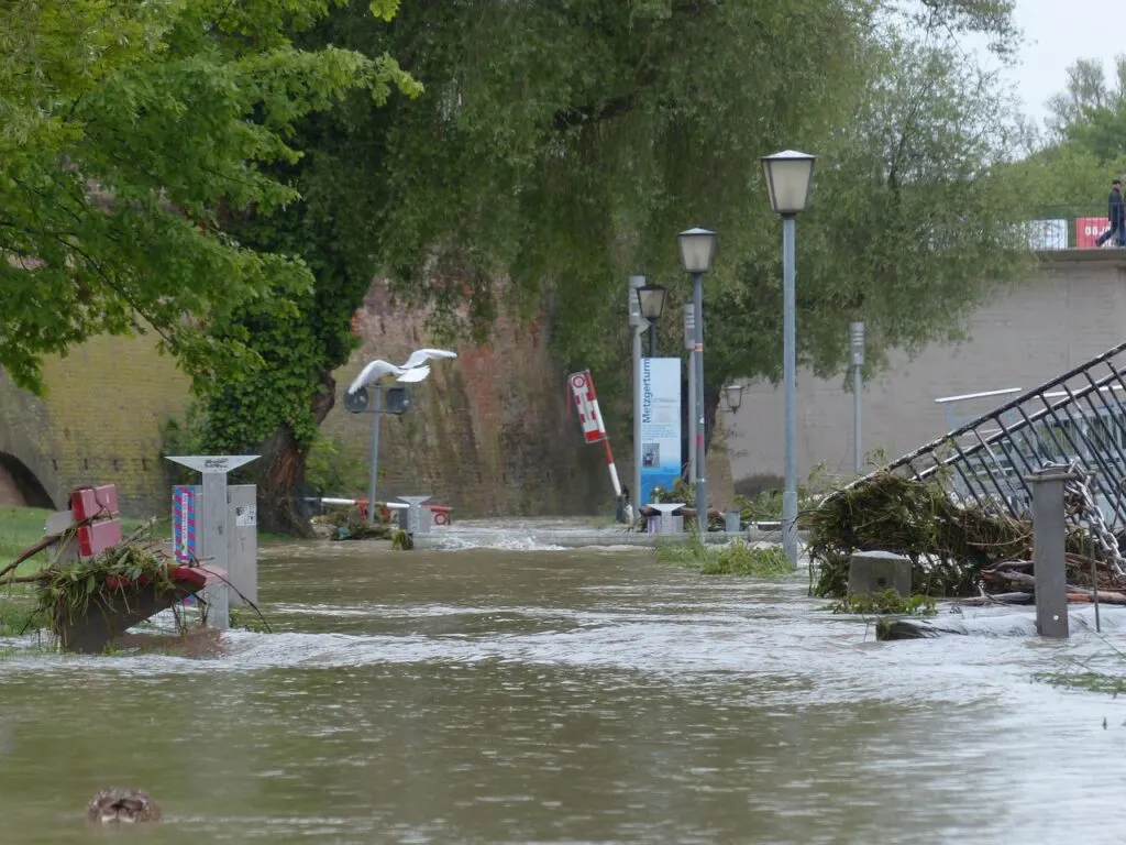 découvrez tout ce qu'il faut savoir sur les inondations : causes, prévention, impacts et conseils pratiques pour se protéger efficacement lors de crues.