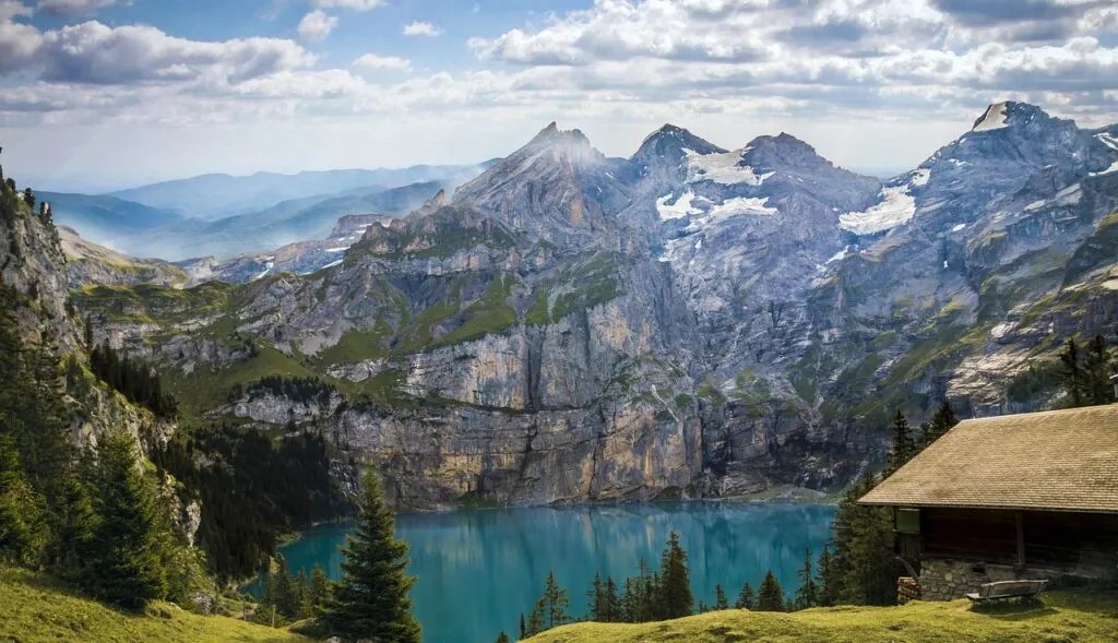 découvrez le lac du salagou, un site naturel exceptionnel en occitanie, idéal pour les activités en plein air, la randonnée et la détente au cœur d'un paysage unique.