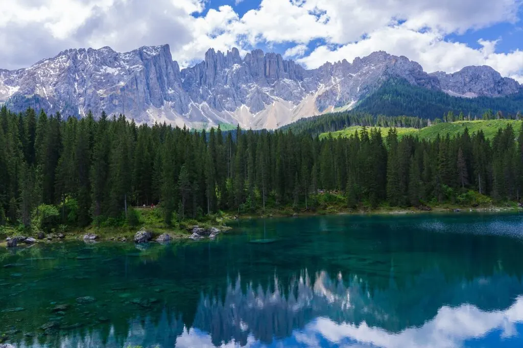 découvrez le lac du salagou, un site naturel unique en occitanie, parfait pour les activités de plein air, la randonnée et la détente au cœur d'un paysage volcanique exceptionnel.