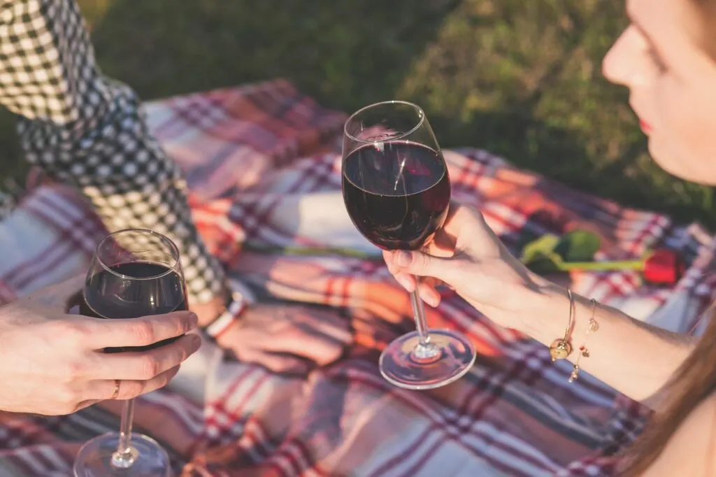 découvrez sunday wine, la boisson parfaite pour accompagner vos moments de détente du dimanche. savourez un vin fruité et élégant, idéal pour partager en famille ou entre amis.
