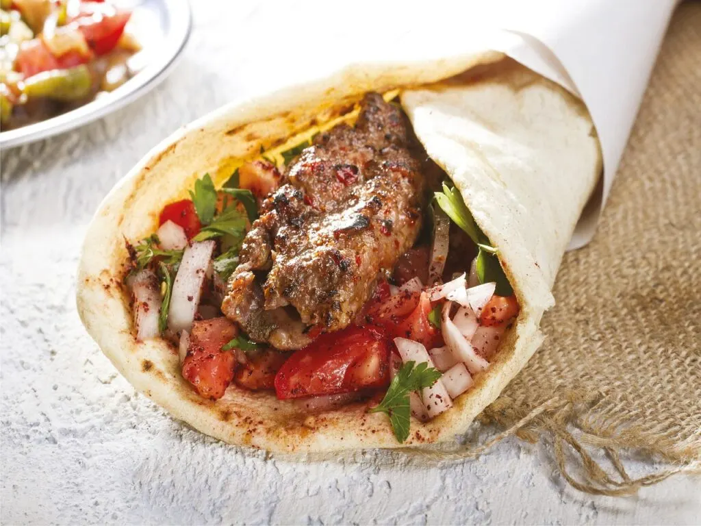 découvrez les meilleurs kebabs, savoureux et authentiques, préparés avec des ingrédients frais pour une expérience culinaire inoubliable.