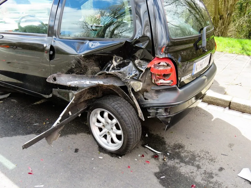 découvrez nos conseils essentiels pour réagir efficacement en cas d'accident de voiture, assurer votre sécurité et gérer les démarches administratives.
