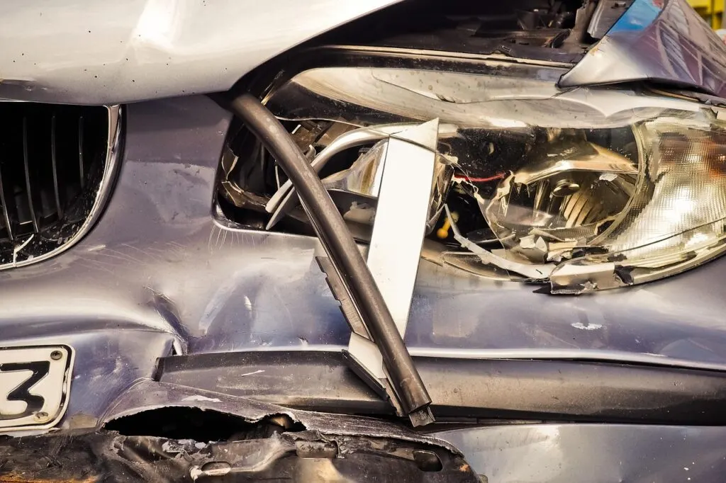 découvrez les causes fréquentes d'accidents de voiture, comment les prévenir et les démarches à suivre en cas d'accident automobile.