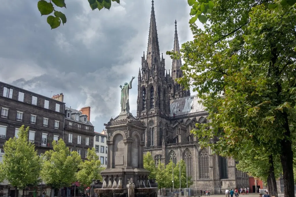 découvrez clermont-l'hérault, charmante commune du sud de la france offrant un riche patrimoine historique, des paysages pittoresques et une ambiance conviviale.