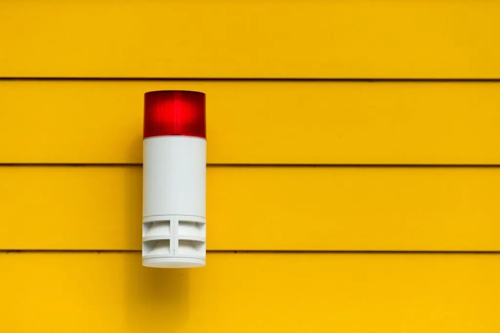 découvrez tout sur les fausses alertes : définition, causes fréquentes et conseils pour les éviter.