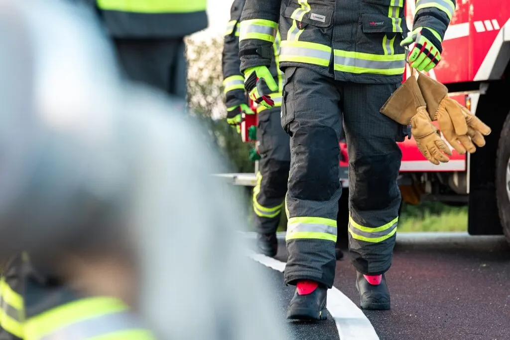 découvrez le rôle essentiel des pompiers dans la protection des vies et des biens, leur formation rigoureuse et leur engagement au service de la sécurité publique.