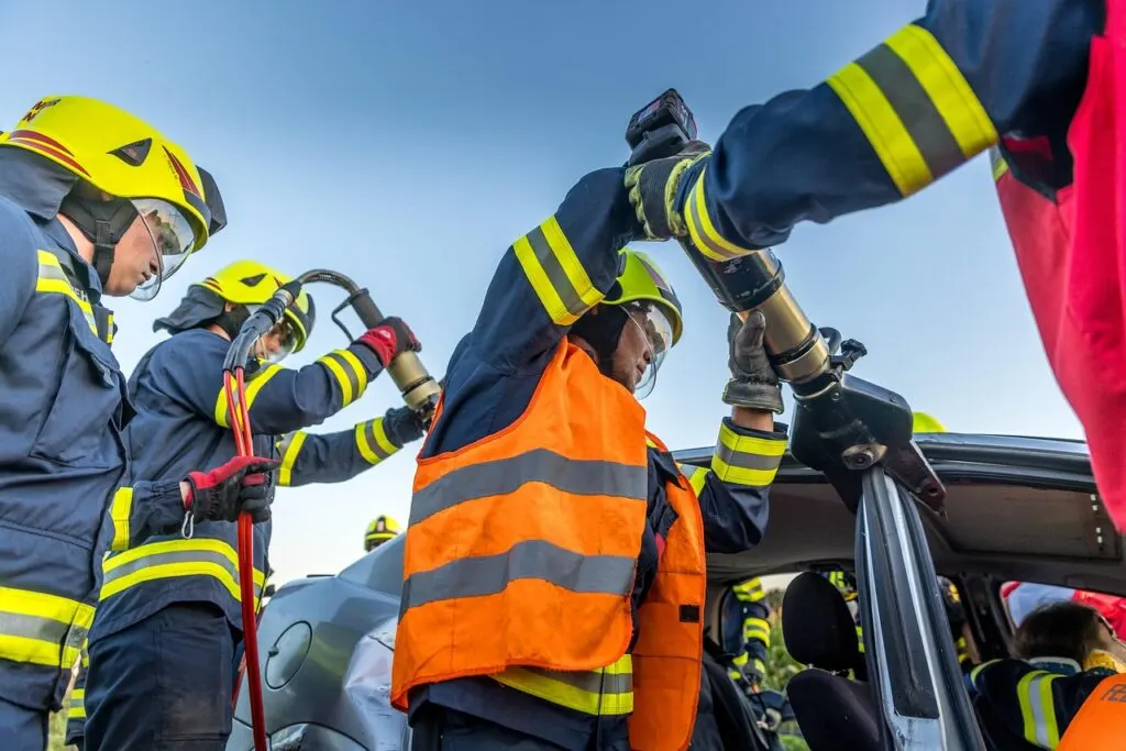 découvrez les mesures de sécurité essentielles et les conseils pour prévenir les accidents en spéléologie. informez-vous sur les risques et comment réagir en cas d'urgence lors d'une exploration souterraine.