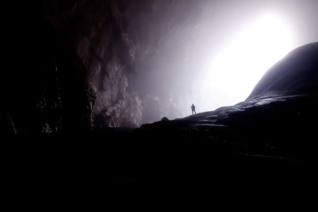 découvrez les risques liés à un accident de spéléologie et les mesures de sécurité essentielles pour explorer les grottes en toute sécurité.