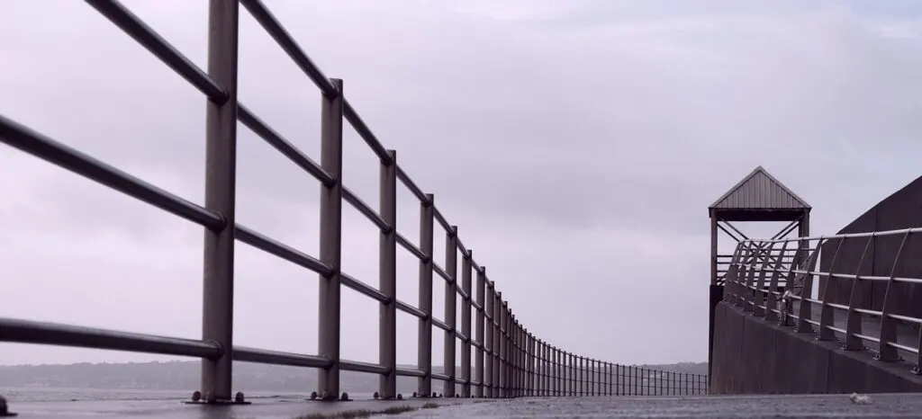 découvrez la promenade côtière, un lieu idéal pour se balader au bord de la mer, profiter des paysages marins et d'une ambiance apaisante.