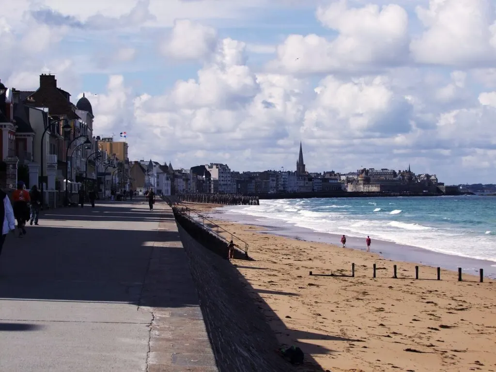 découvrez la promenade côtière, un lieu idéal pour des balades panoramiques au bord de la mer, alliant nature, détente et vues imprenables.