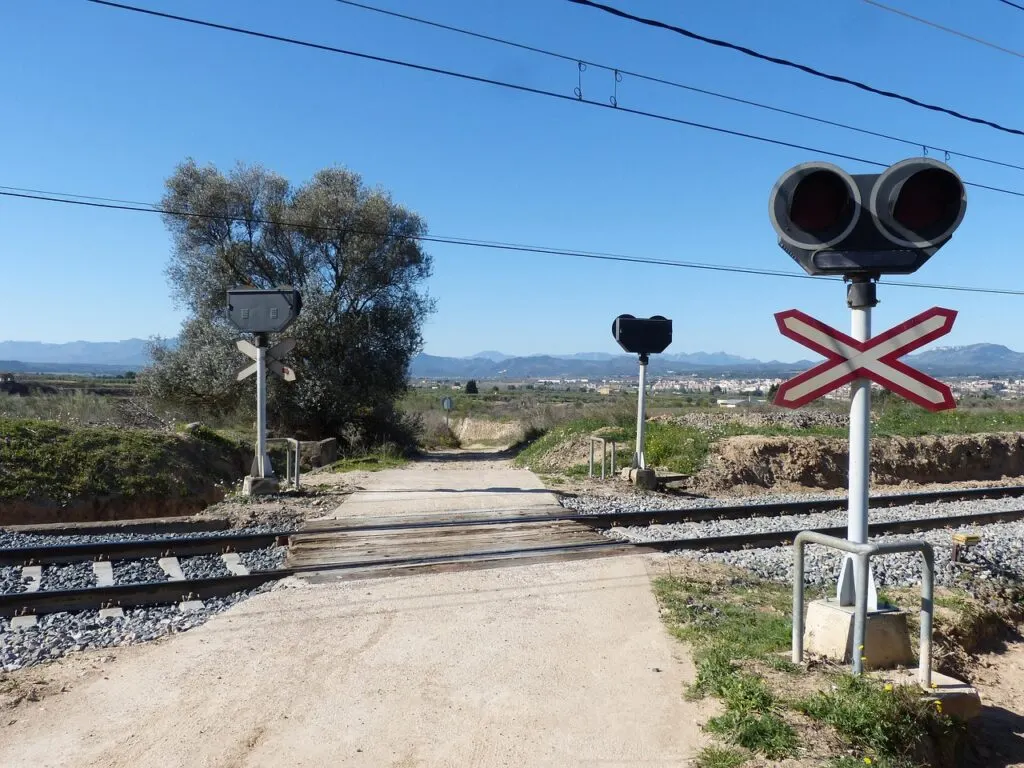 accident de passage à niveau : causes, conséquences et conseils de sécurité pour éviter les collisions entre trains et véhicules.