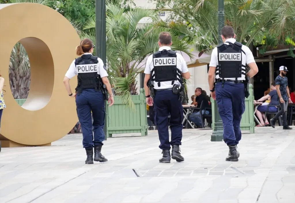 découvrez les impacts et les mesures de prévention concernant le suicide au sein des forces de police. un regard sur la réalité et les solutions pour soutenir les agents.