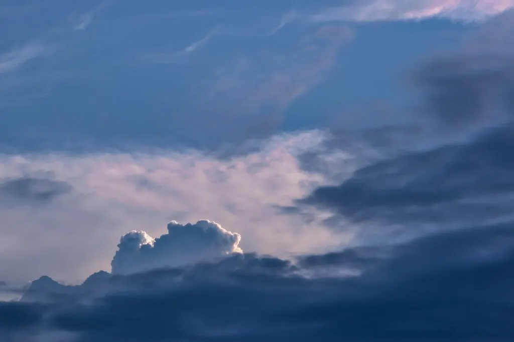 découvrez tout sur les orages : causes, dangers, prévisions et conseils de sécurité pour mieux comprendre et se protéger lors des tempêtes électriques.