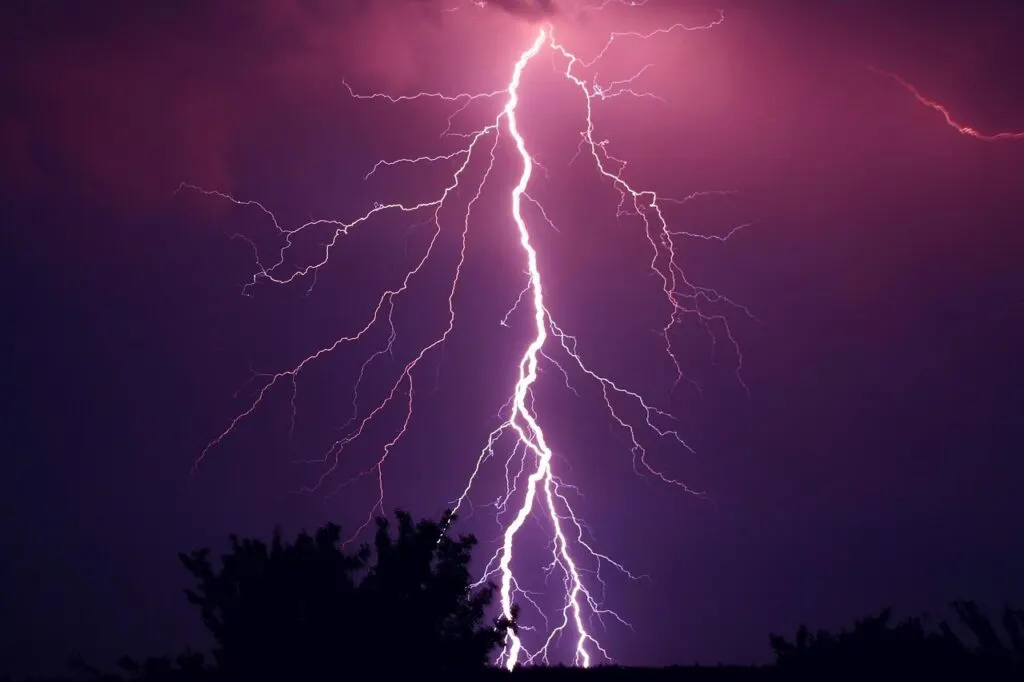 découvrez tout sur les orages : causes, effets, conseils de sécurité et phénomènes météorologiques associés.