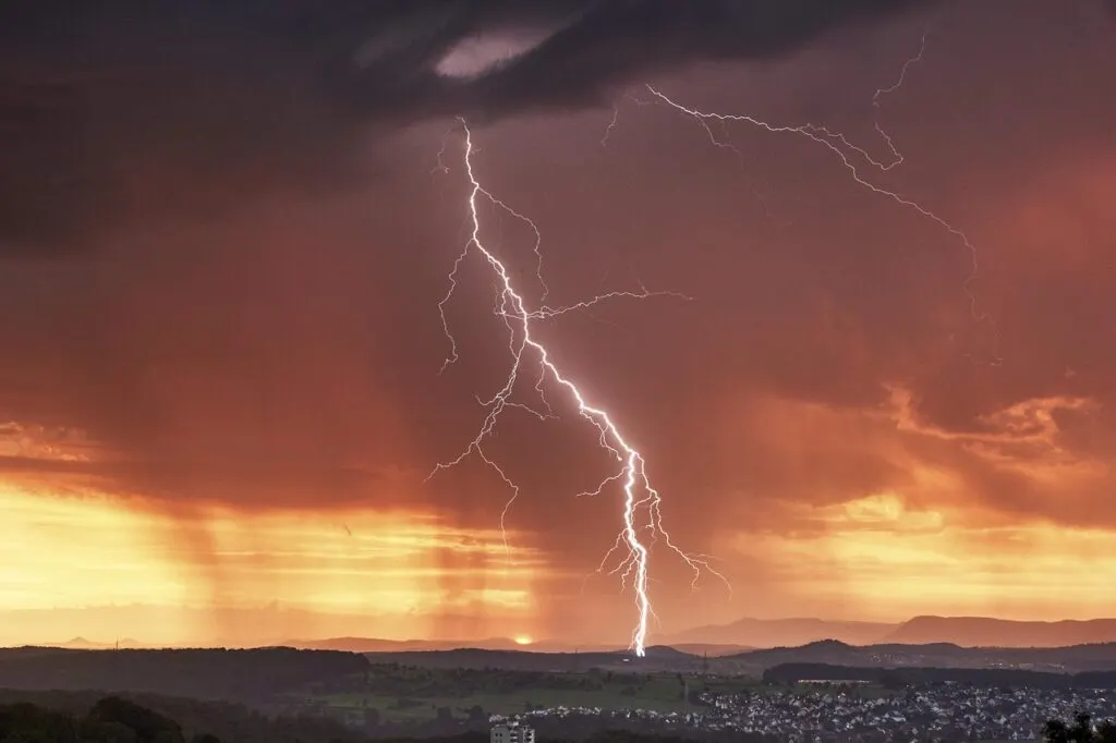 découvrez tout sur les orages : phénomènes, risques, conseils de sécurité et prévisions météorologiques pour vous préparer efficacement.
