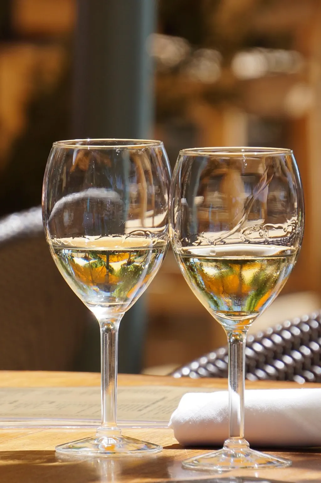 découvrez l'art de la dégustation de vin : savourez, apprenez et explorez une sélection raffinée de vins exquis.