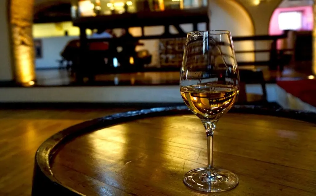 découvrez l'art de la dégustation de vins : explorez différentes saveurs, arômes et cépages pour enrichir votre expérience œnologique.