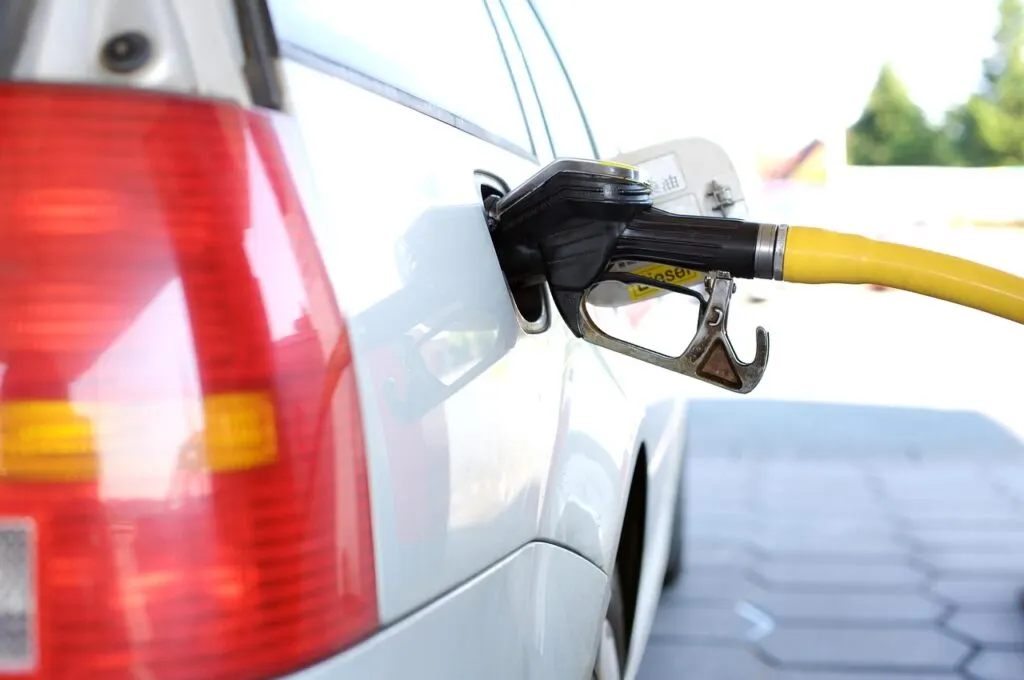 découvrez les dernières augmentations des prix du carburant, leurs causes et leur impact sur votre budget et la mobilité quotidienne.