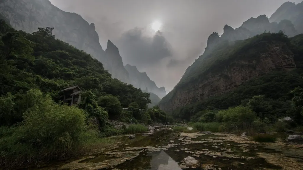 découvrez le geopark, un site naturel unique où géologie, nature et culture se rencontrent pour une expérience enrichissante et inoubliable.