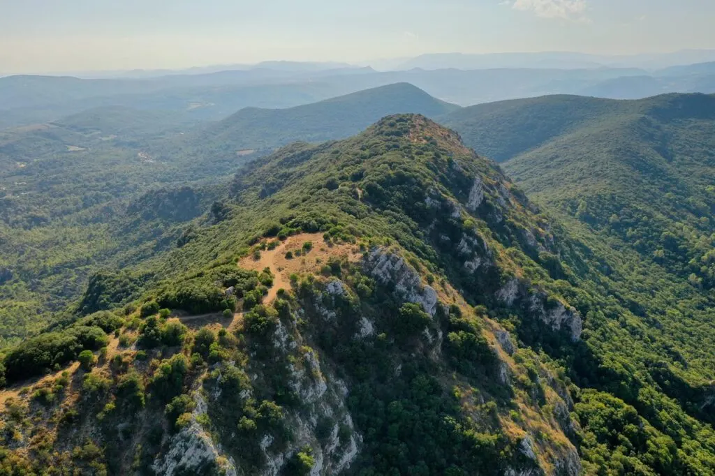 découvrez l'hérault, une région riche en patrimoine, paysages variés entre mer et montagne, vignobles renommés, et une culture vibrante au cœur du sud de la france.