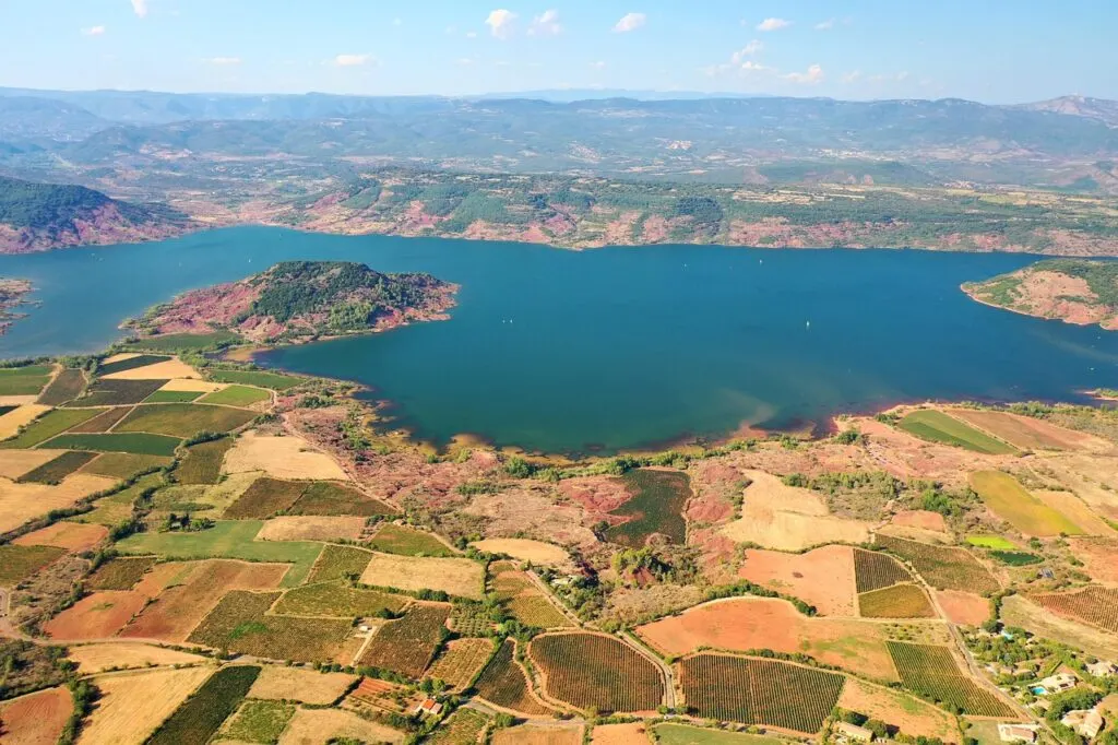 découvrez l'hérault, une magnifique région du sud de la france alliant plages méditerranéennes, villages pittoresques et riche patrimoine historique.
