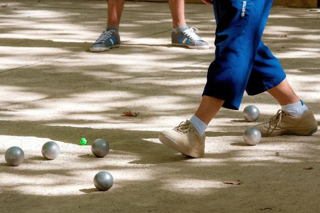 découvrez tout sur la pétanque, le jeu de boules traditionnel français : règles, techniques, conseils et événements pour passionnés de tous niveaux.
