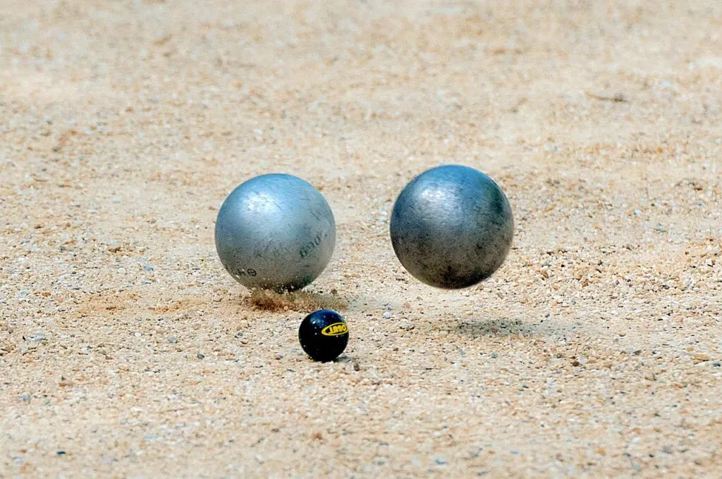 découvrez tout sur la pétanque : règles, conseils, équipements et lieux pour pratiquer ce jeu traditionnel français convivial et amusant.