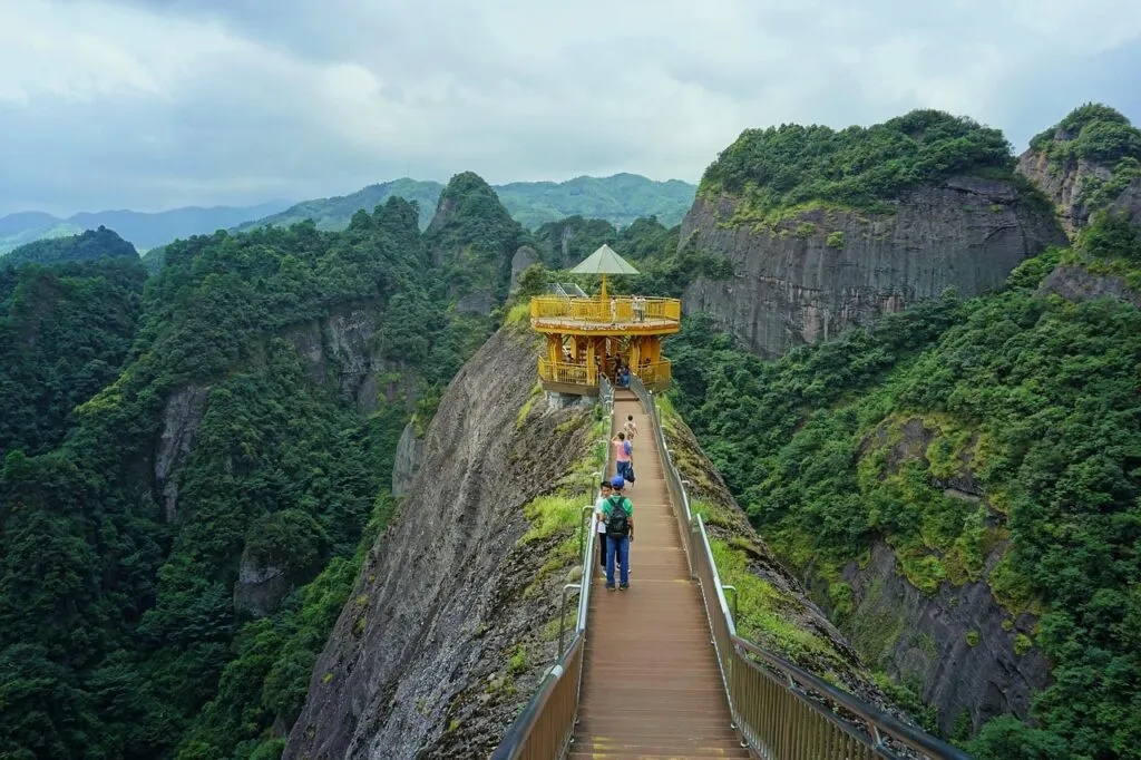 découvrez le patrimoine naturel et culturel des géoparcs mondiaux unesco, des sites uniques promouvant la géologie, l'éducation et le développement durable.