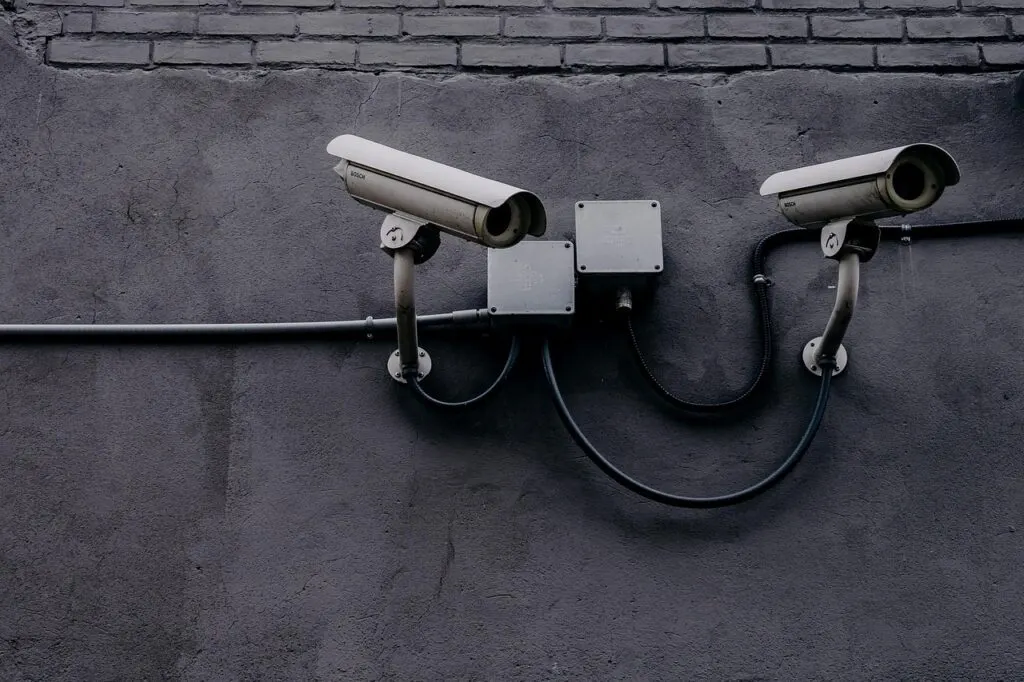 surveillance de plage améliorée grâce à des technologies avancées pour garantir la sécurité des baigneurs et prévenir les incidents en temps réel.