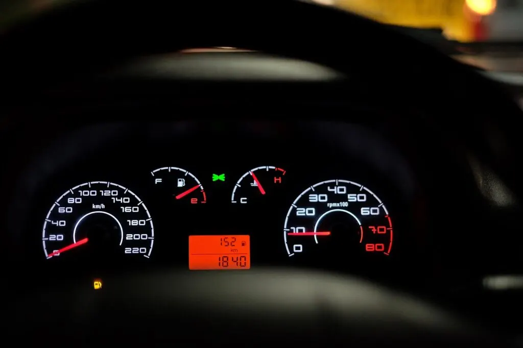 découvrez comment reconnaître et éviter les arnaques liées au carburant pour protéger votre budget et votre véhicule.