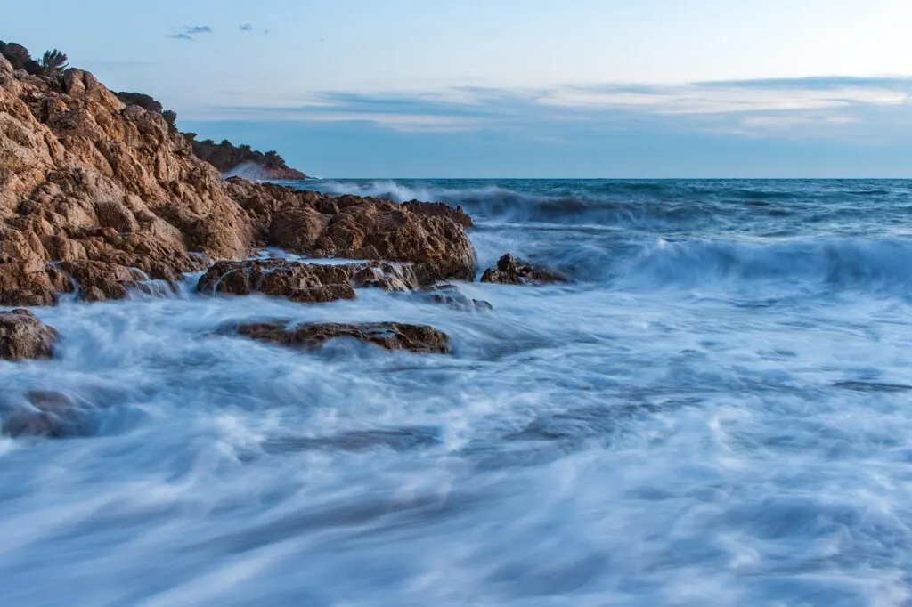 découvrez tout sur les tempêtes méditerranéennes : origines, impacts et conseils de sécurité pour vous protéger des phénomènes météorologiques extrêmes en méditerranée.